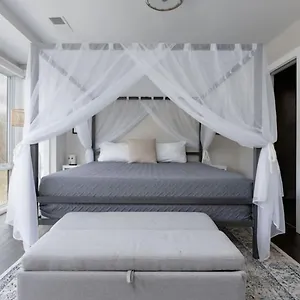 Holiday home Modern Townhome, Large Game With Ping Pong, 10min To Downtown! Sleeps 12!